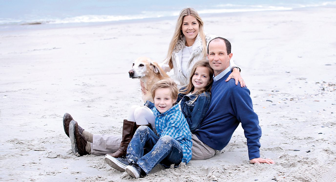 黑色素瘤幸存者Brian Pinckard和家人一起在海滩上享受时间。