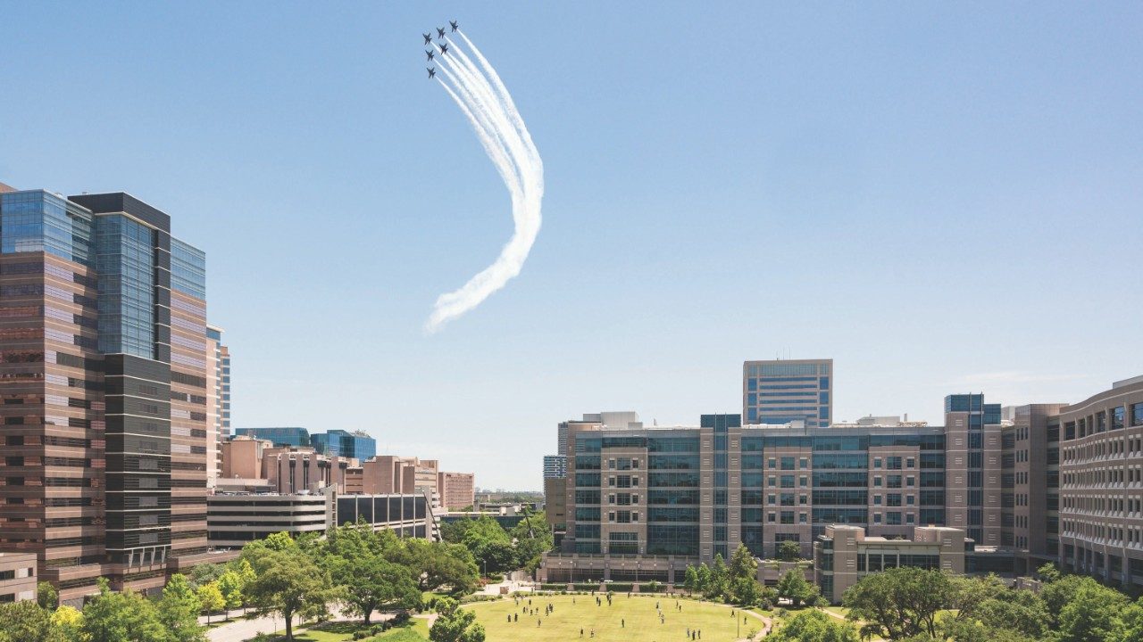 蓝天使在德克萨斯医疗中心上空飞行