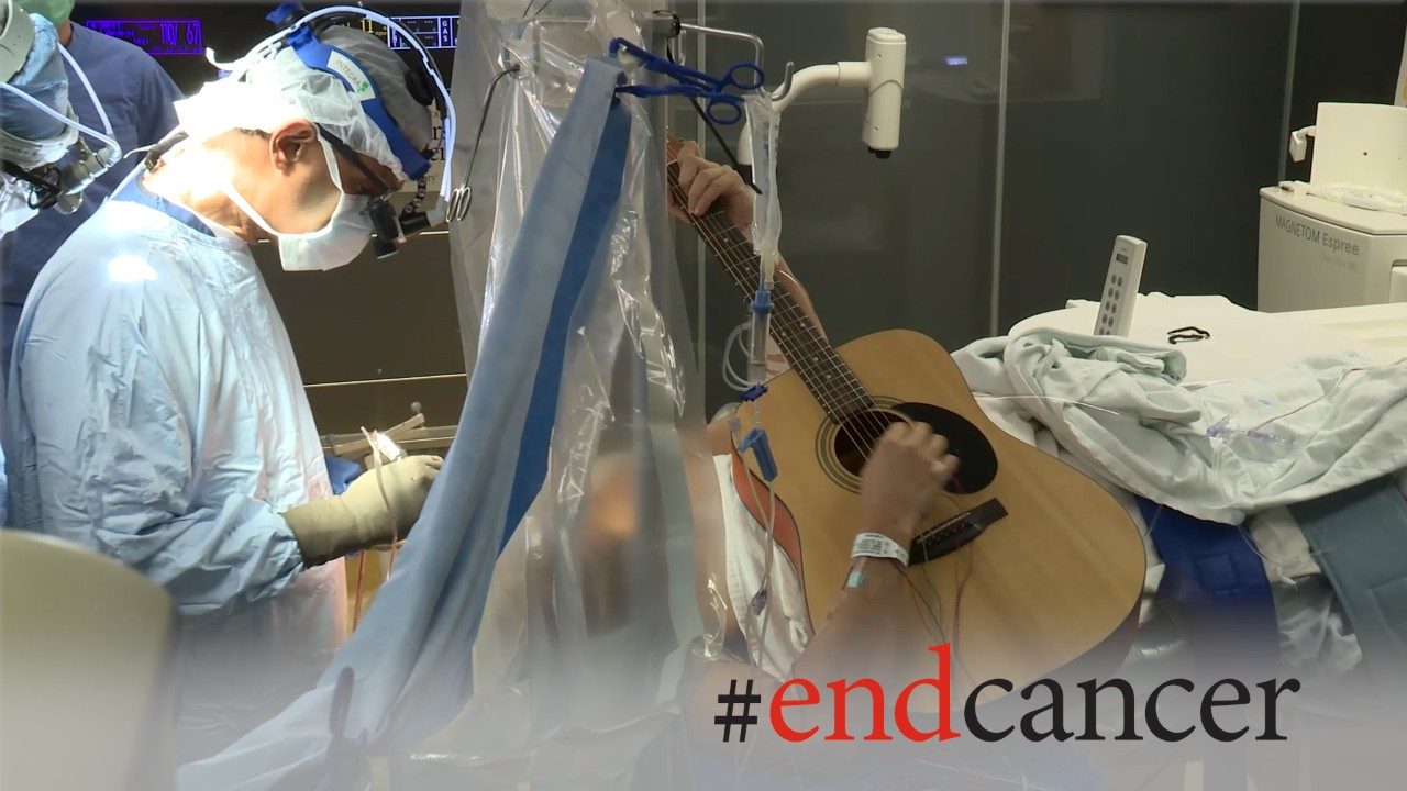 脑肿瘤患者在唤醒开颅术期间扮演吉他