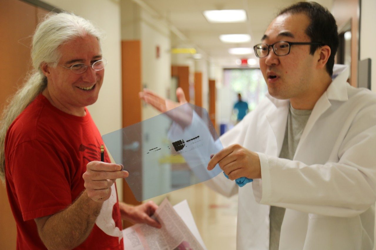 Mark Bedford和Dr. Narkhyun Bae讨论实验结果。