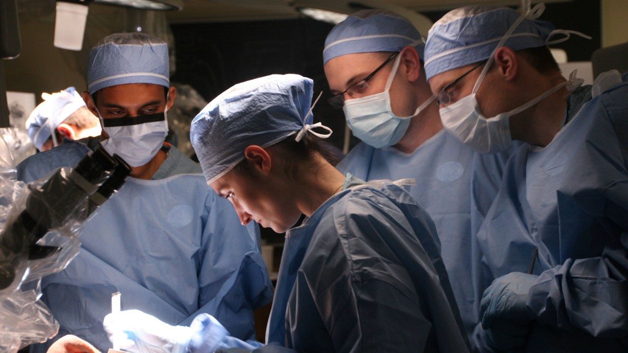 实习生通过外科实践从事临床应用