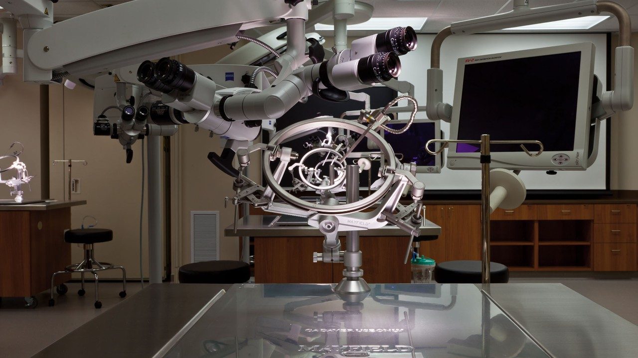 最先进的外科设备提高了临床应用