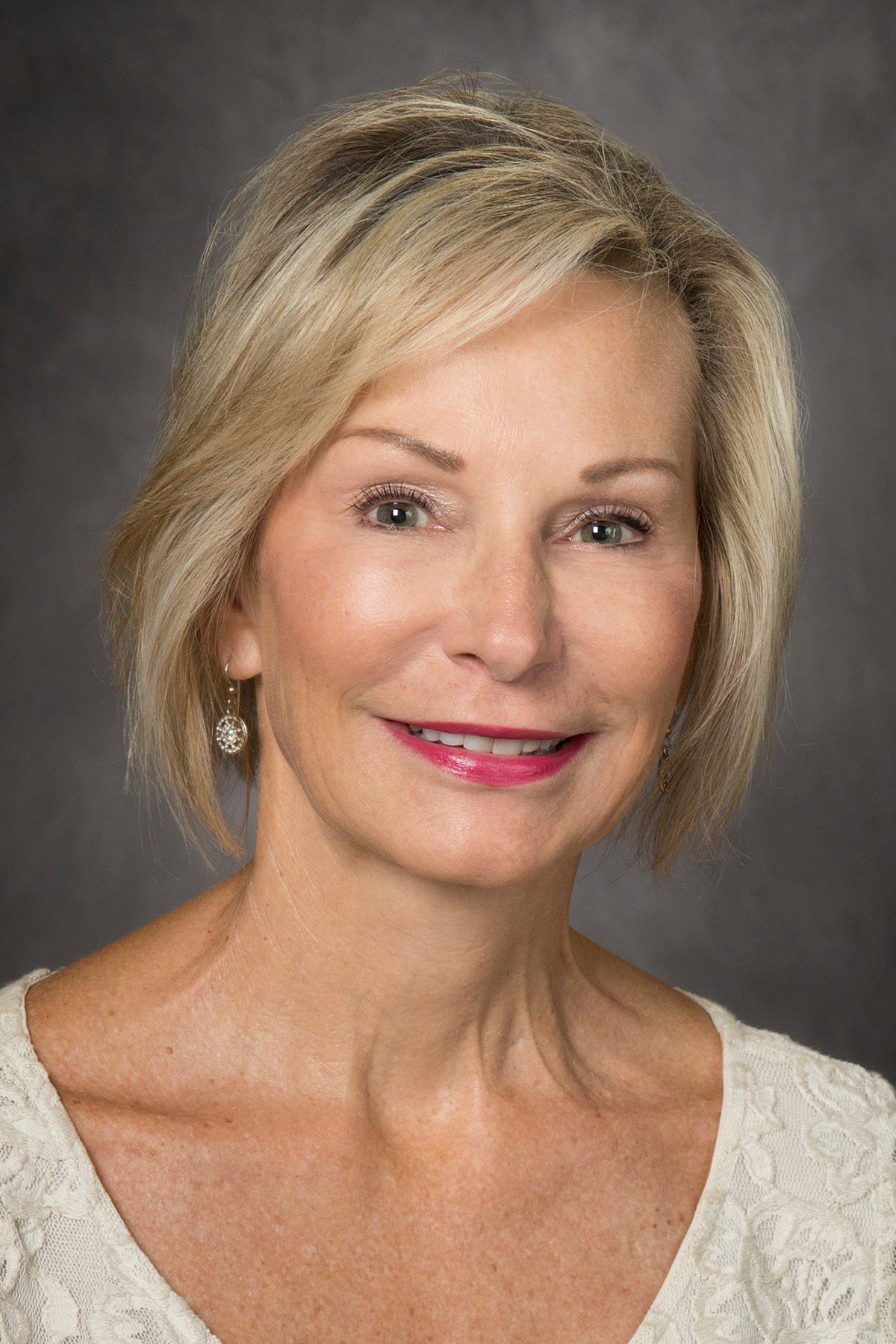 Deborah M Scroggins的形象