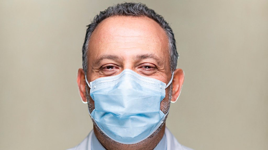首席感染控制官Roy Chemaly，医学博士，在特写照片中戴着医用口罩