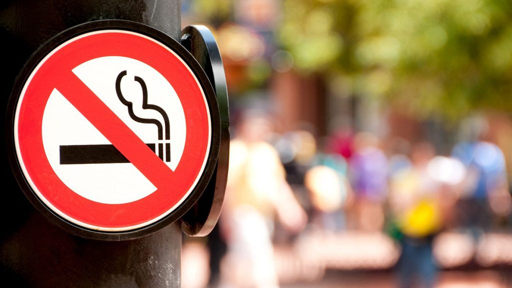 公共场所的一根柱子上写着禁止吸烟的标志