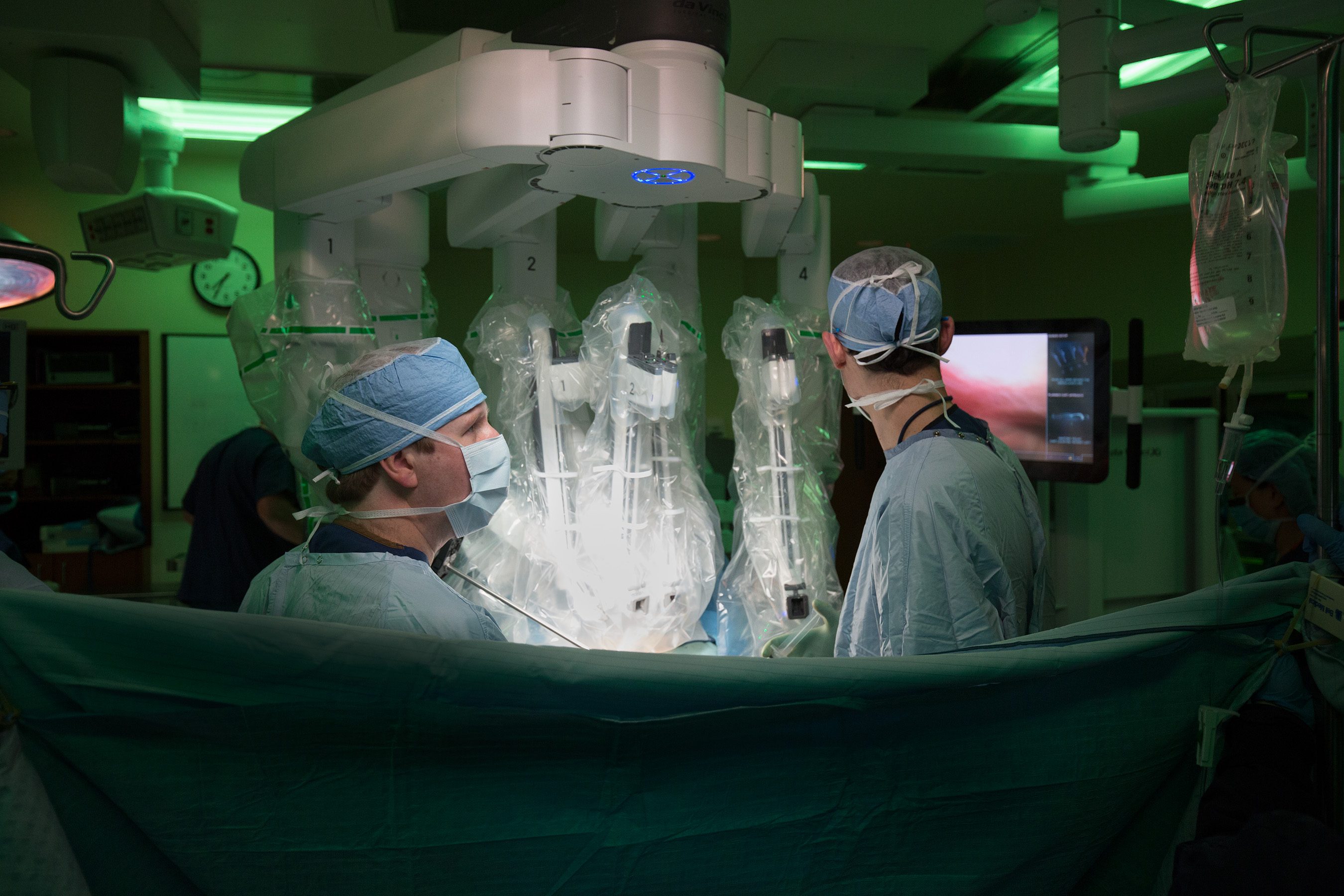 外科医生执行癌症治疗的微创手术